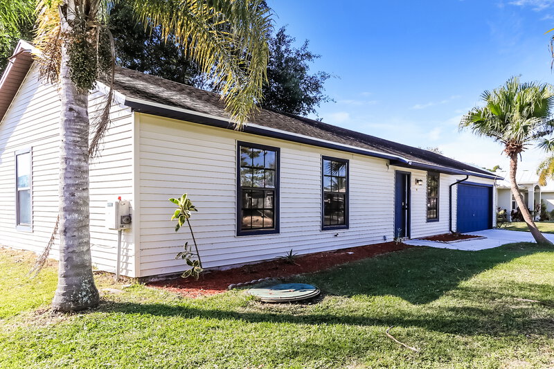 2,185/Mo, 132 SW Langfield Ave Port St Lucie, FL 34984 Front View