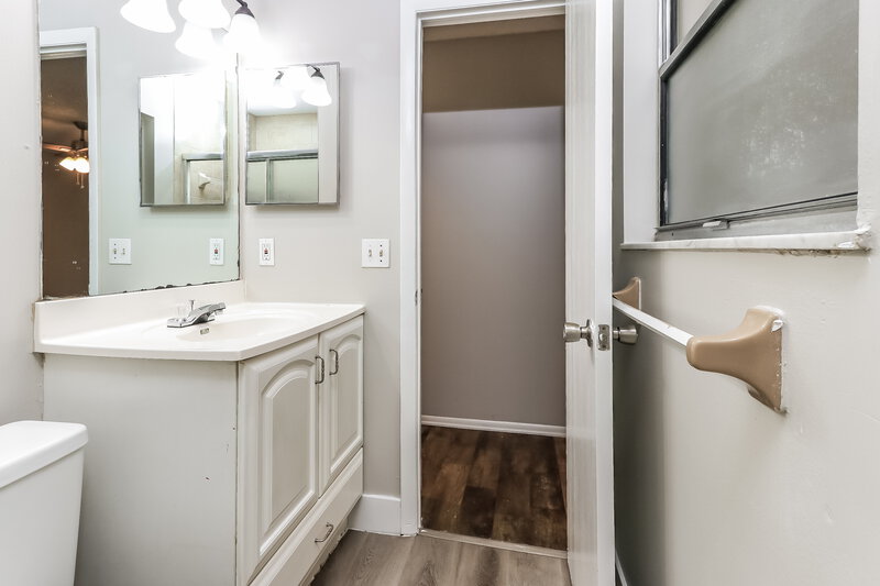 2,185/Mo, 132 SW Langfield Ave Port St Lucie, FL 34984 Bathroom View