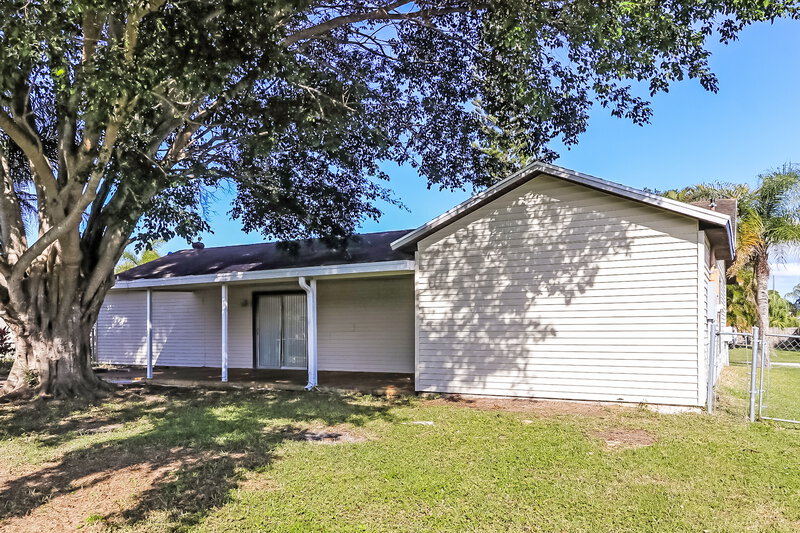 2,185/Mo, 132 SW Langfield Ave Port St Lucie, FL 34984 Rear View 2