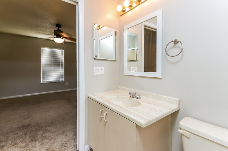 2,510/Mo, 237 SW Pisces Terrace Port St Lucie, FL 34984 Main Bathroom View 2