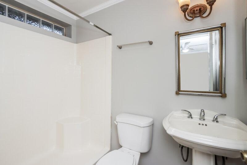 2,090/Mo, 108 Osceola Ave Sebastian, FL 32958 Main Bathroom View