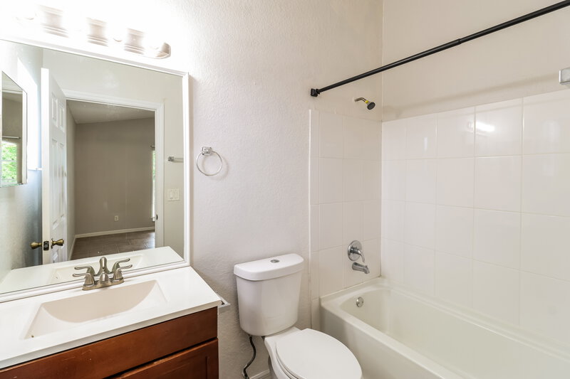 1,900/Mo, 1336 25th Ave SW Vero Beach, FL 32962 Main Bathroom View