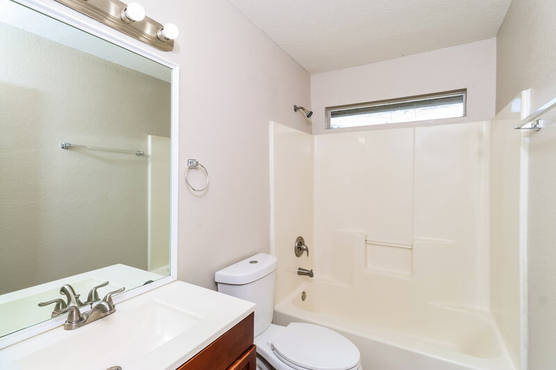1,900/Mo, 1336 25th Ave SW Vero Beach, FL 32962 Bathroom View