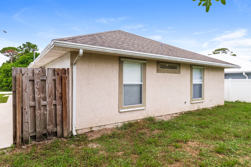 1,900/Mo, 1336 25th Ave SW Vero Beach, FL 32962 Rear View