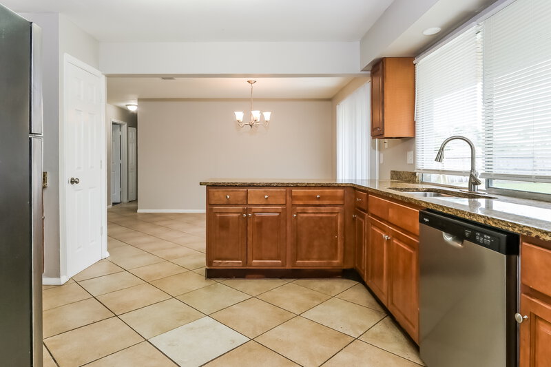 2,140/Mo, 171 SE Floresta Dr Port St Lucie, FL 34983 Kitchen View