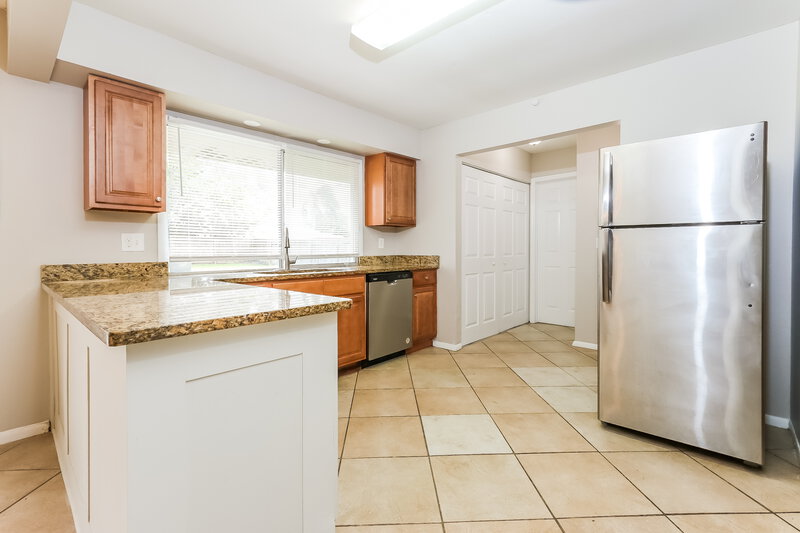 2,140/Mo, 171 SE Floresta Dr Port St Lucie, FL 34983 Kitchen View 2