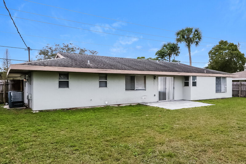 2,140/Mo, 171 SE Floresta Dr Port St Lucie, FL 34983 Rear View