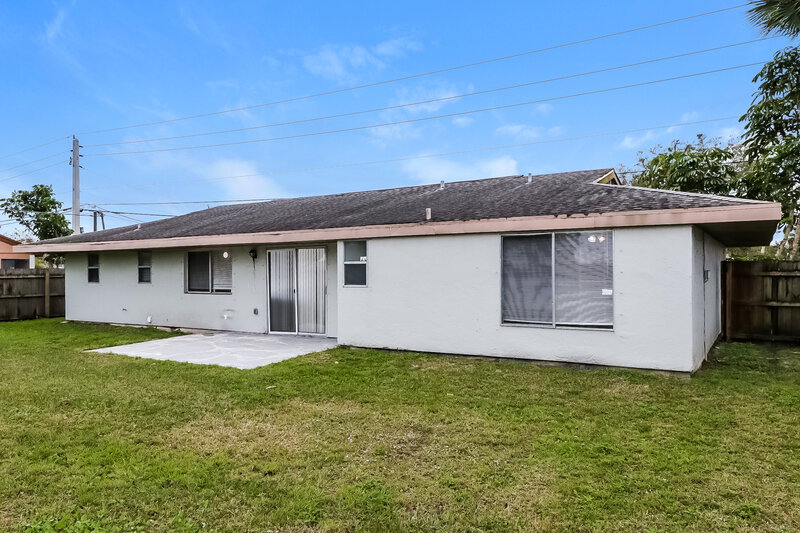 2,140/Mo, 171 SE Floresta Dr Port St Lucie, FL 34983 Rear View 2