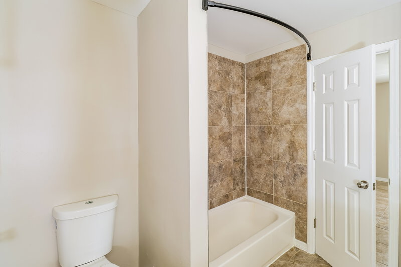 2,015/Mo, 1181 Barber St Sebastian, FL 32958 Main Bathroom View