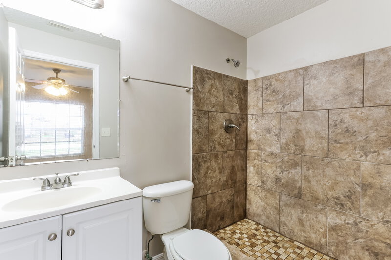1,835/Mo, 1535 18th Ave SW Vero Beach, FL 32962 Main Bathroom View