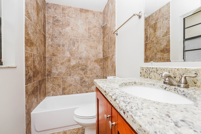 2,025/Mo, 2944 6th St SW Vero Beach, FL 32968 Main Bathroom View