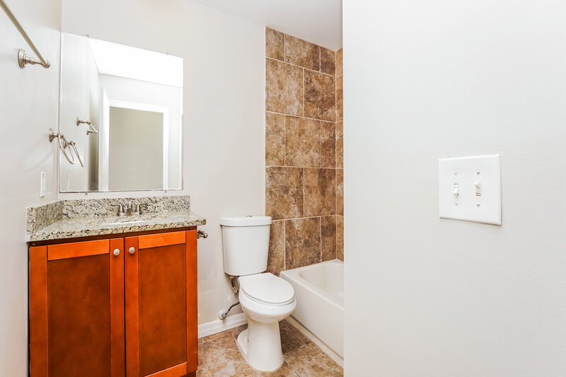 2,025/Mo, 2944 6th St SW Vero Beach, FL 32968 Bathroom View