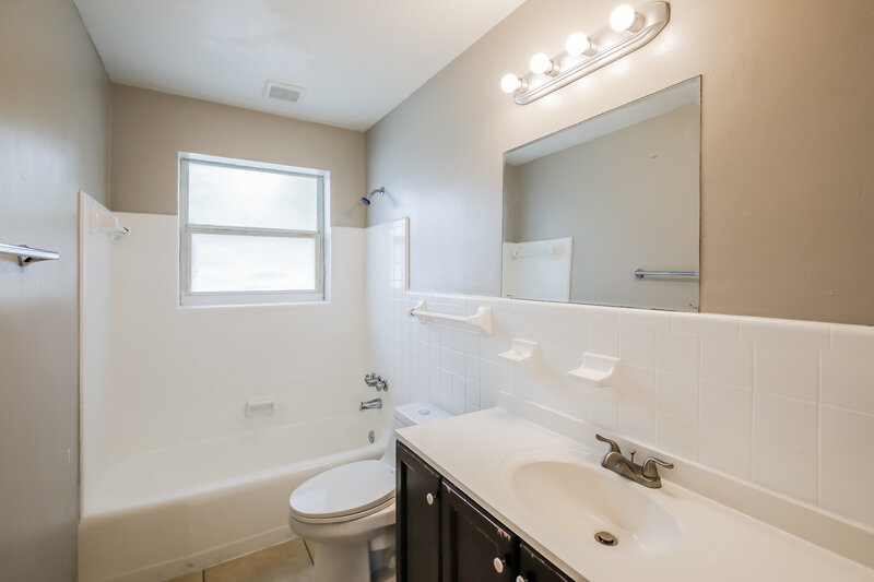 2,880/Mo, 2643 Nassau Dr Miramar, FL 33023 Bathroom View