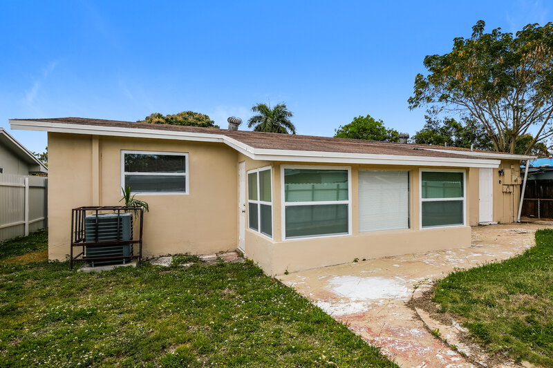 2,880/Mo, 2643 Nassau Dr Miramar, FL 33023 Rear View