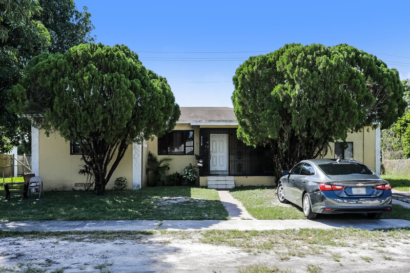 2,260/Mo, 3110 NW 82 ST Miami, FL 33147 External View