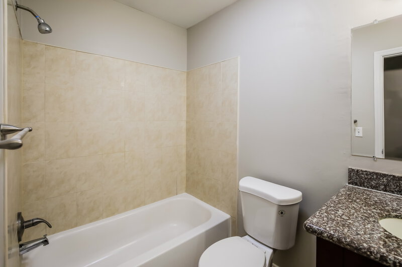 2,185/Mo, 265 Palmetto Court Jupiter, FL 33458 Main Bathroom View