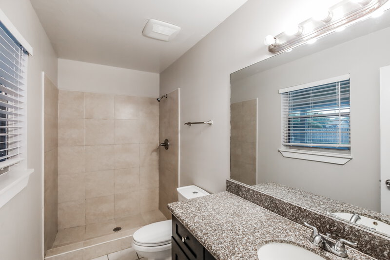 2,615/Mo, 200 Cordoba Circle Royal Palm Beach, FL 33411 Main Bathroom View