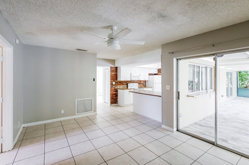 3,210/Mo, 7401 Nw 84 St Tamarac, FL 33321 Family Room View