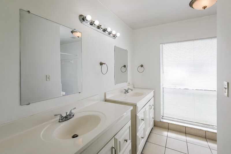 3,210/Mo, 7401 Nw 84 St Tamarac, FL 33321 Main Bathroom View