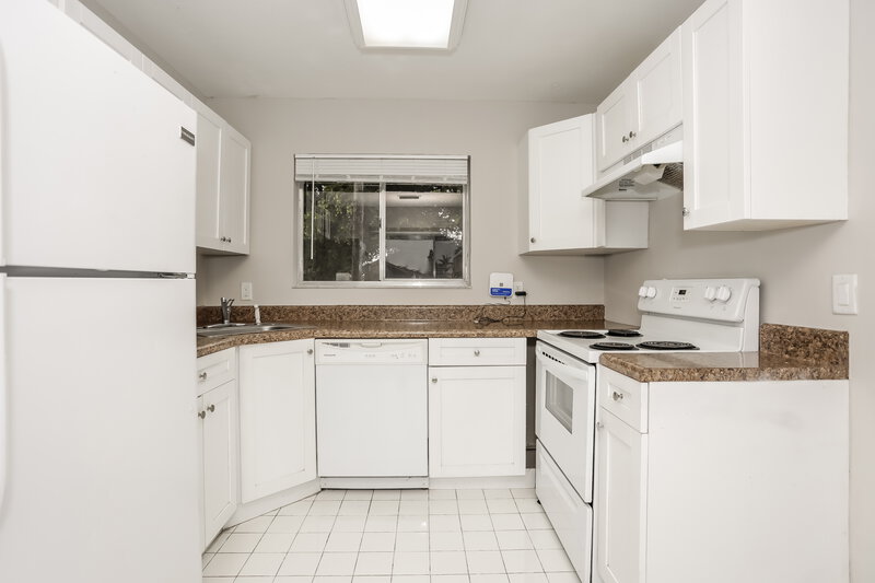 3,390/Mo, 12340 SW 207th Ter Miami, FL 33177 Kitchen View 2