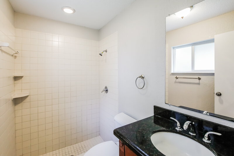 2,965/Mo, 11460 Nw 40 Pl Sunrise, FL 33323 Bathroom View