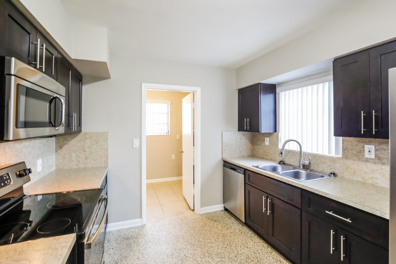 2,645/Mo, 19101 SW 89 CT Cutler Bay, FL 33157 Kitchen View 2