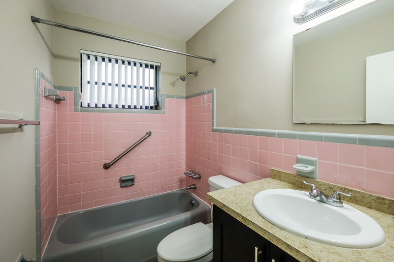2,645/Mo, 19101 SW 89 CT Cutler Bay, FL 33157 Bathroom View