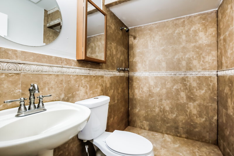 2,510/Mo, 19233 Sw 121st Ct Miami, FL 33177 Main Bathroom View