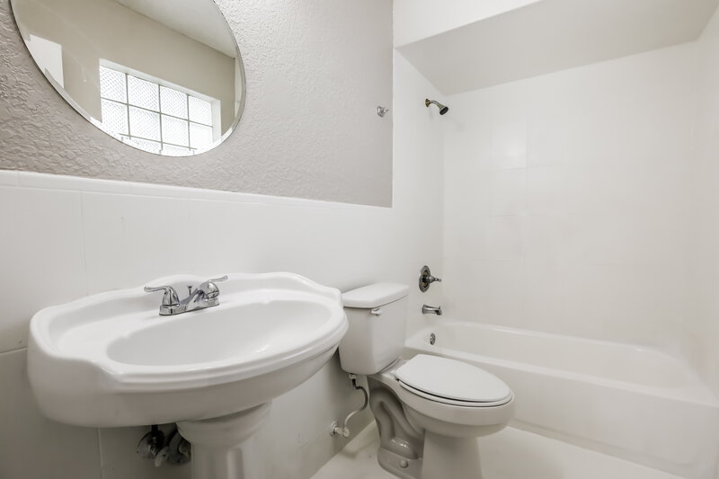 2,510/Mo, 19233 Sw 121st Ct Miami, FL 33177 Bathroom View