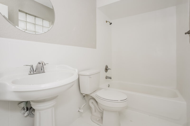 2,510/Mo, 19233 Sw 121st Ct Miami, FL 33177 Main Bathroom View 2