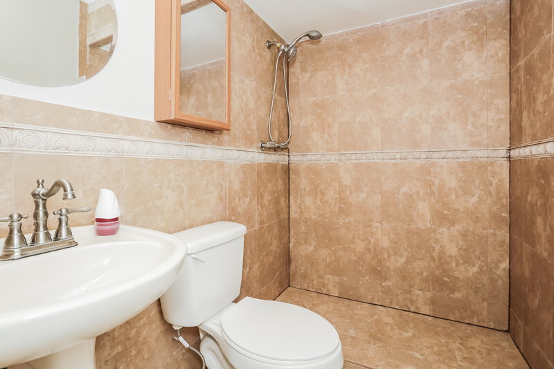 2,510/Mo, 19233 Sw 121st Ct Miami, FL 33177 Bathroom View 2