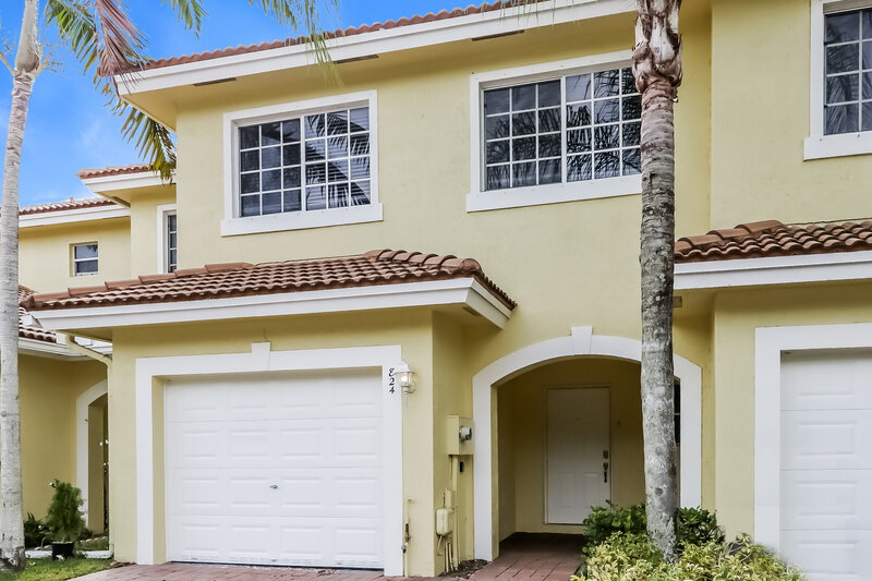 3,750/Mo, 824 IMPERIAL LAKE RD West Palm Beach, FL 33413 Front View