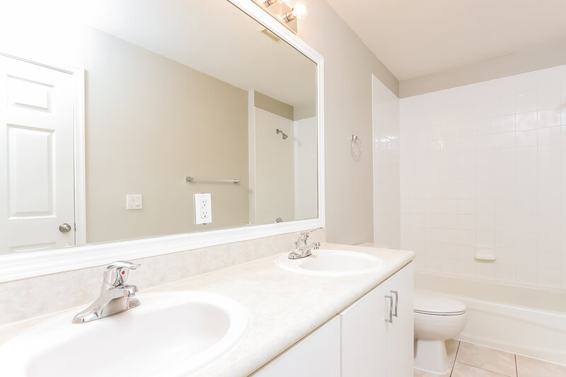 3,750/Mo, 824 IMPERIAL LAKE RD West Palm Beach, FL 33413 Main Bathroom View