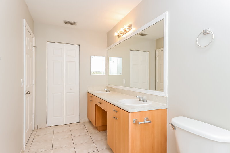 3,750/Mo, 824 IMPERIAL LAKE RD West Palm Beach, FL 33413 Bathroom View