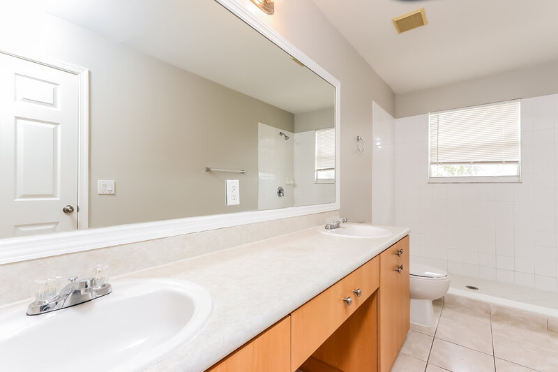 3,750/Mo, 824 IMPERIAL LAKE RD West Palm Beach, FL 33413 Bathroom View 2