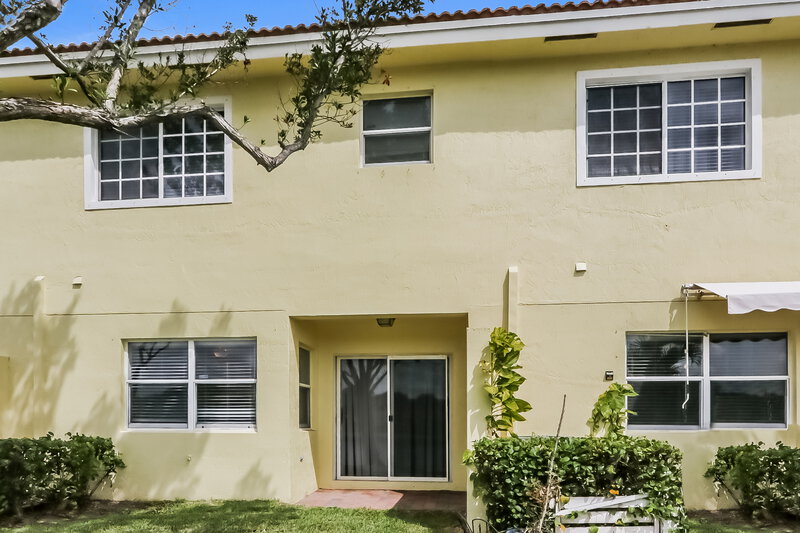 3,750/Mo, 824 IMPERIAL LAKE RD West Palm Beach, FL 33413 Rear View