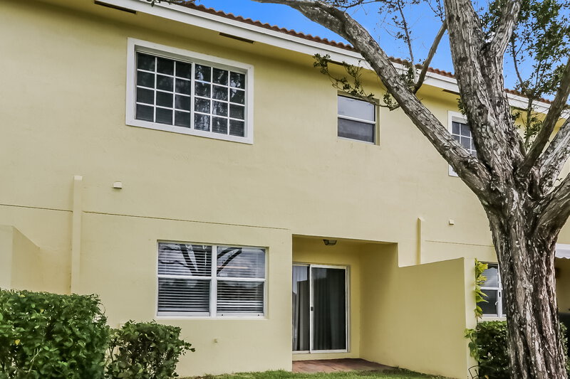 3,750/Mo, 824 IMPERIAL LAKE RD West Palm Beach, FL 33413 Rear View 2