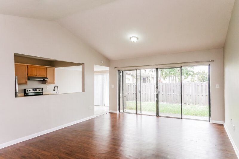 2,880/Mo, 11010 SW 123rd Ave Miami, FL 33186 Living Room View