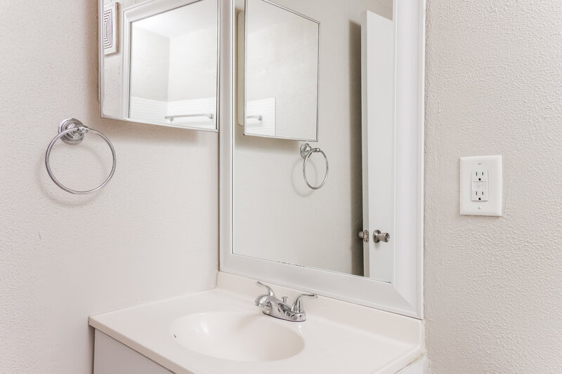 2,880/Mo, 11010 SW 123rd Ave Miami, FL 33186 Main Bathroom View