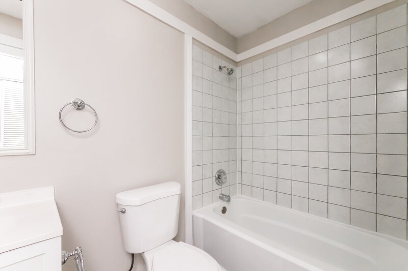 2,880/Mo, 11010 SW 123rd Ave Miami, FL 33186 Main Bathroom View 2