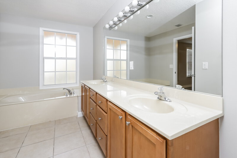 2,955/Mo, 8054 Murano Cir Palm Beach Gardens, FL 33418 Main Bathroom View