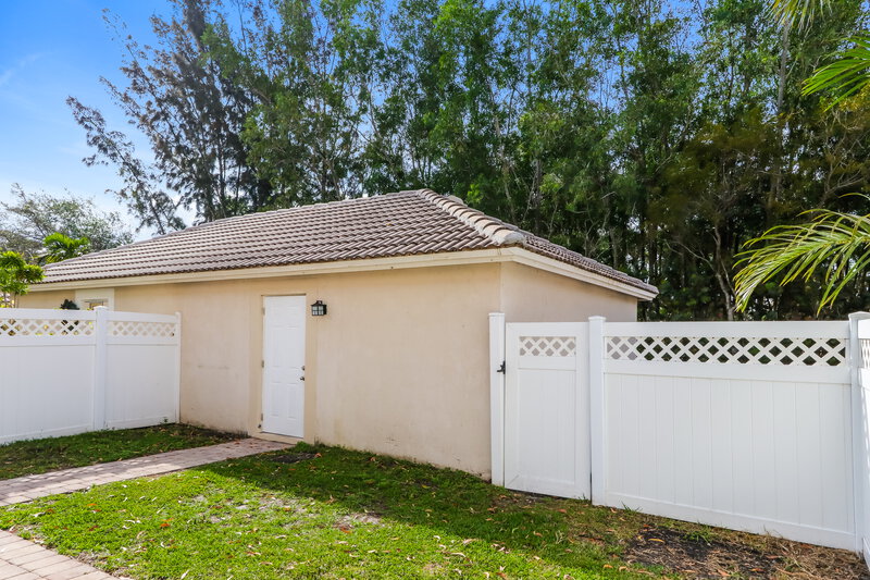 2,955/Mo, 8054 Murano Cir Palm Beach Gardens, FL 33418 Garage View