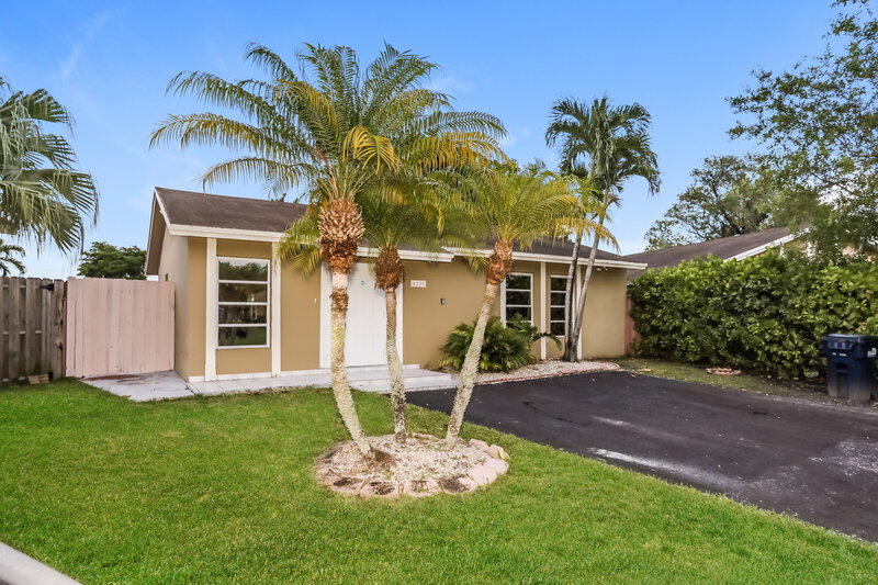 2,560/Mo, 4205 SW 137th Ct Miami, FL 33175 Front View