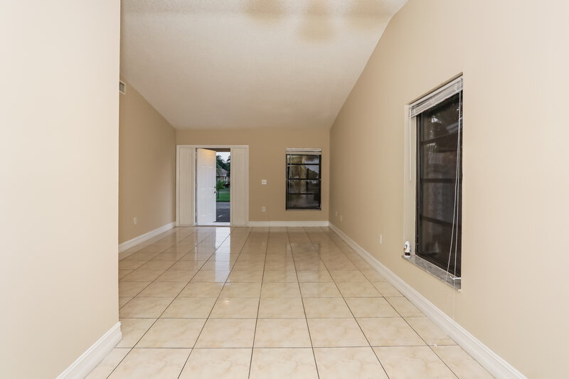 2,560/Mo, 4205 SW 137th Ct Miami, FL 33175 Living Room View 2