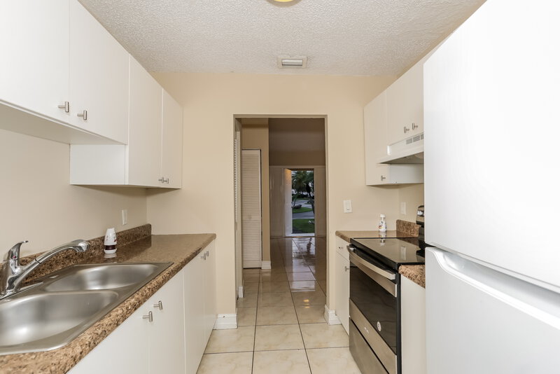 2,560/Mo, 4205 SW 137th Ct Miami, FL 33175 Kitchen View