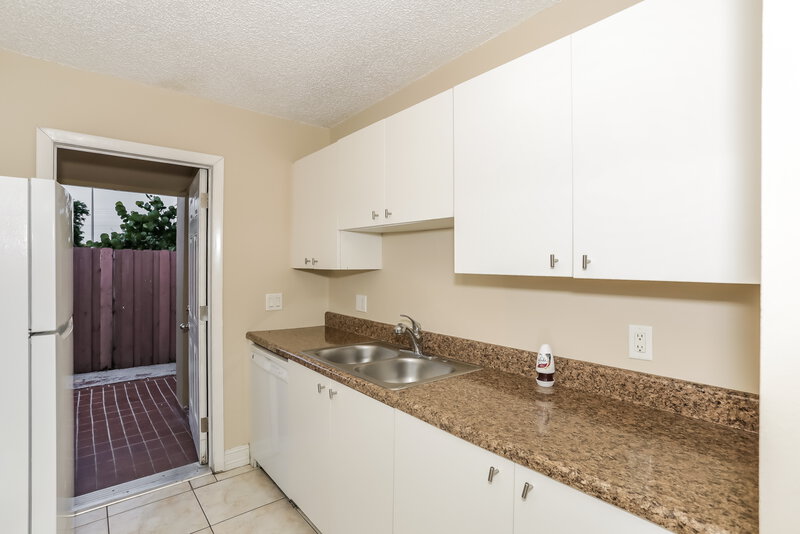 2,560/Mo, 4205 SW 137th Ct Miami, FL 33175 Kitchen View 3