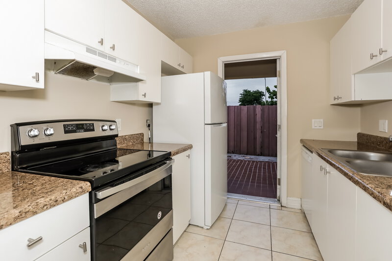 2,560/Mo, 4205 SW 137th Ct Miami, FL 33175 Kitchen View 4