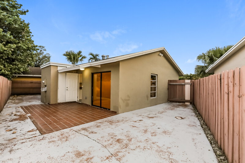 2,560/Mo, 4205 SW 137th Ct Miami, FL 33175 Rear View