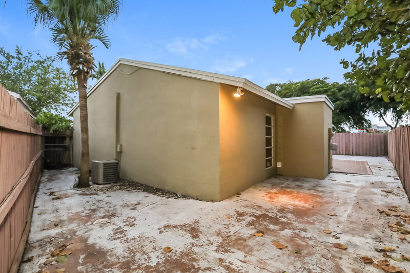 2,560/Mo, 4205 SW 137th Ct Miami, FL 33175 Rear View 2