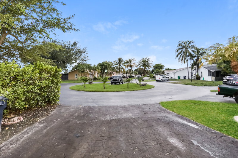 2,560/Mo, 4205 SW 137th Ct Miami, FL 33175 Exterior View 2